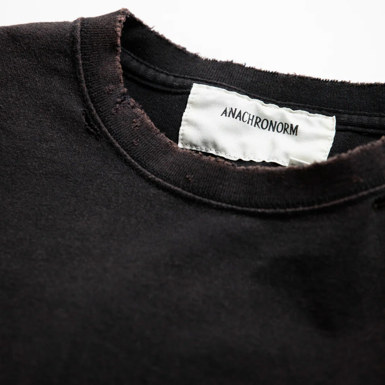 【ANACHRONORM】EMBROIDERY DAMAGED S/S T-S｜AN361