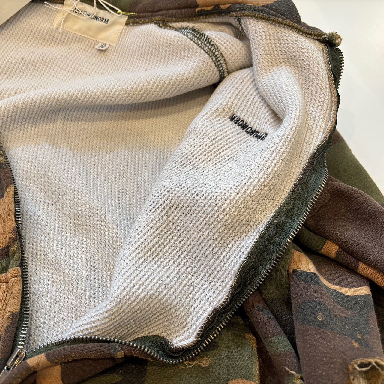 【ANACHRONORM】HARD DAMAGED INNER WAFFLE SWEAT PARKA WOODLAND｜AN371